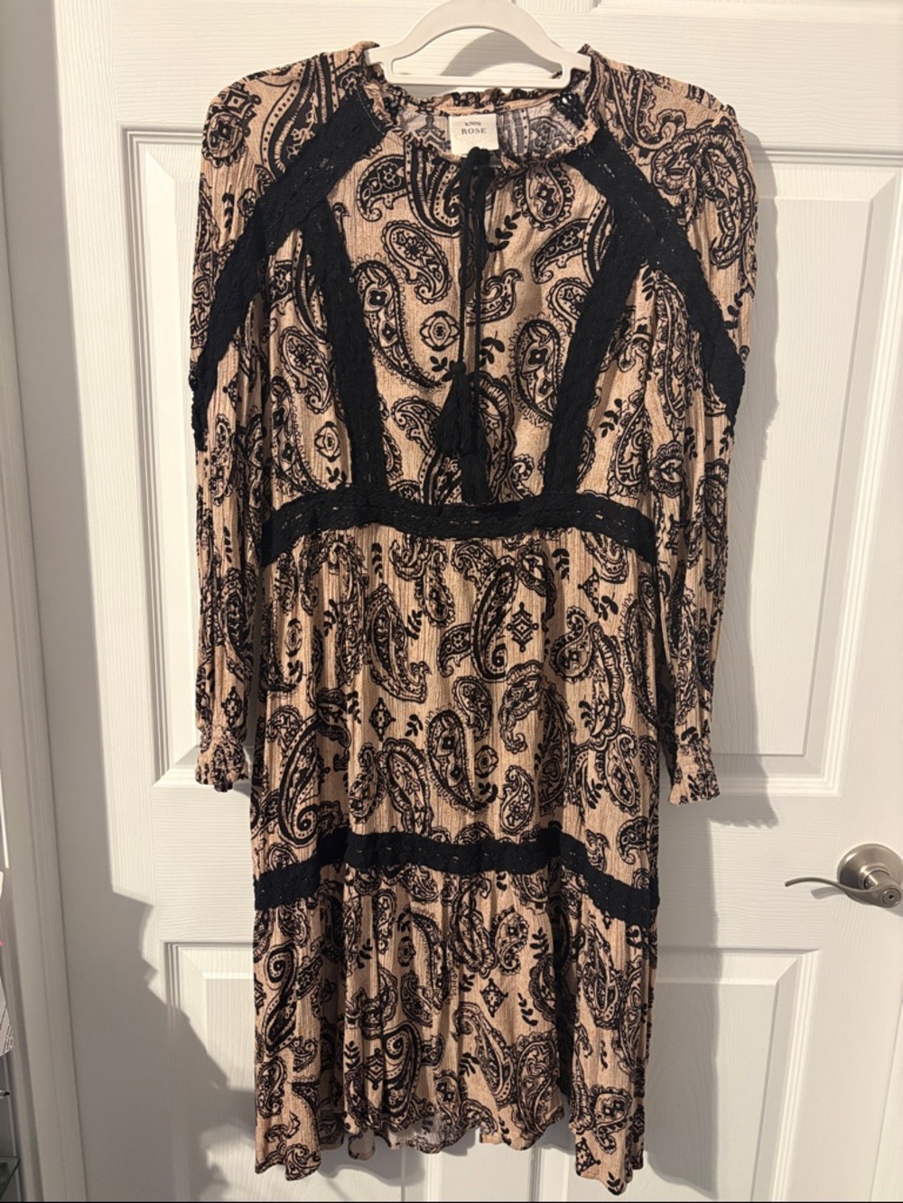 Knox Rose Beige and Black Paisley Long-Sleeve Tiered Dress with Lace Trim